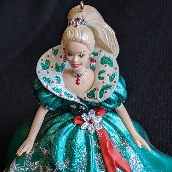 Hallmark Holiday Barbie 1995 Ornament - Picture 3 of 15